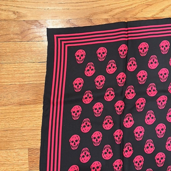 ALEXANDER MCQUEEN BRAND NEW WITH TAGS 100% SILK SCARF - Picture 3 of 6